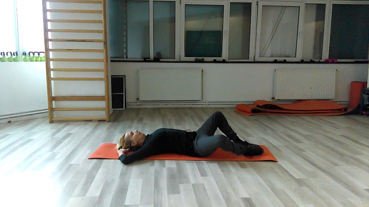 “Figure-4 + Circle + Lift” 180 Detik di Meja: Peregangan Kursi Usir Nyeri Pinggul 1 Minggu